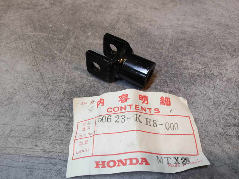Support repose pied de VT250F 82 VF400 82/84 VT500E 83/85 HONDA 50623-KE8-000