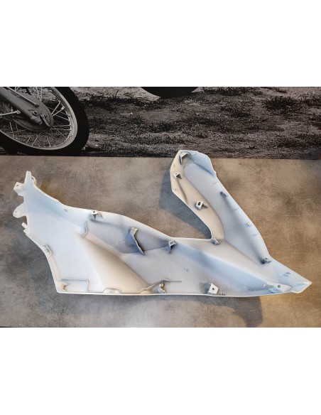 Cache latéral coté gauche blanc (NHB35P) PCX 125/150/160 HONDA 64250-K1Z-J10ZE