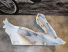 Cache latéral coté gauche blanc (NHB35P) PCX 125/150/160 HONDA 64250-K1Z-J10ZE
