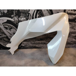 Cache latéral coté gauche blanc (NHB35P) PCX 125/150/160 HONDA 64250-K1Z-J10ZE