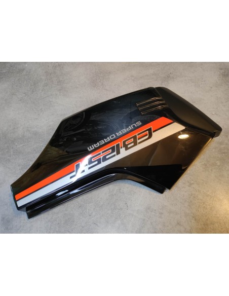Cache latéral gauche noir (R109) CB125T 1990 NOS HONDA 83640-KC1-000ZCNOS