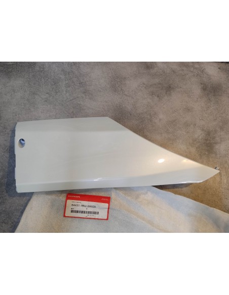 Cache latéral coté droit blanc (NHA16P) FES125 FES150 HONDA 64431-KRJ-D50ZA