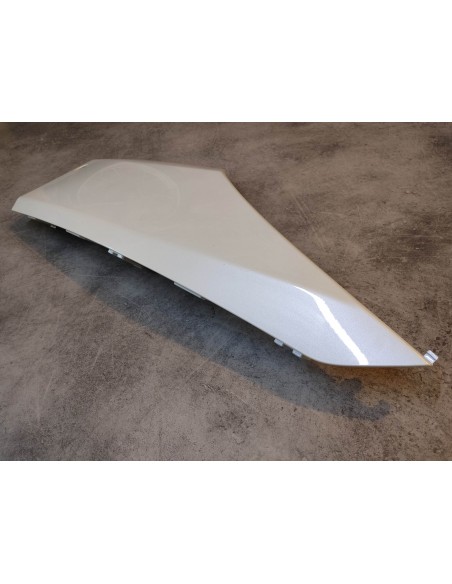 Cache latéral coté droit blanc (NHA16P) FES125 FES150 HONDA 64431-KRJ-D50ZA
