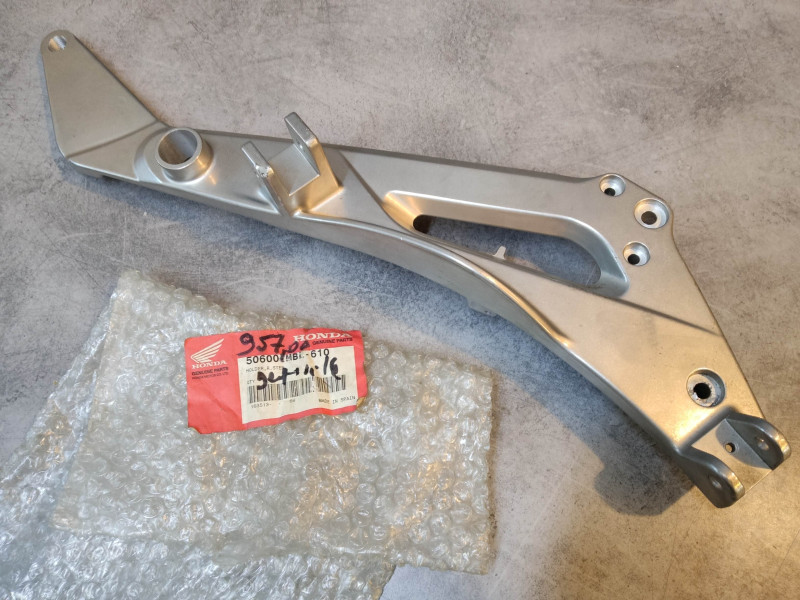 Platine repose pied coté droit NT650V 1998-2001 HONDA 50600-MBL-610