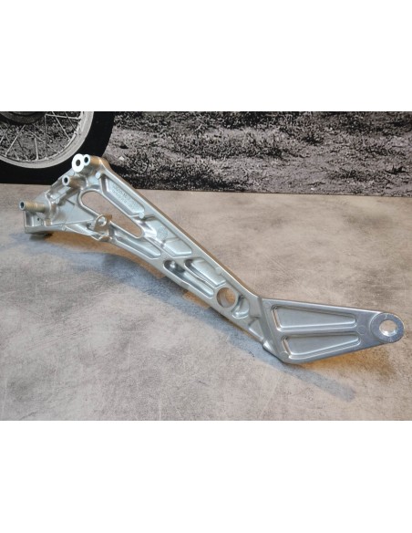 Platine repose pied coté droit NT650V 1998-2001 HONDA 50600-MBL-610