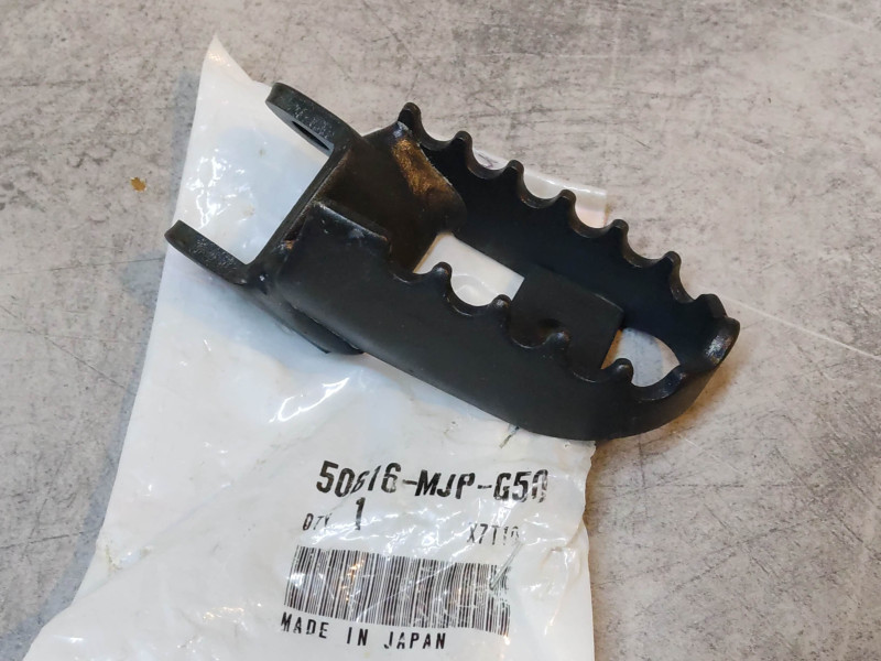 Repose pied coté droit CRF1000 2016/17 HONDA 50616-MJP-G50