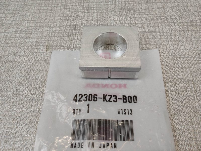 bague d'axe de roue arrière divers modèles HONDA 42306-KZ3-B00