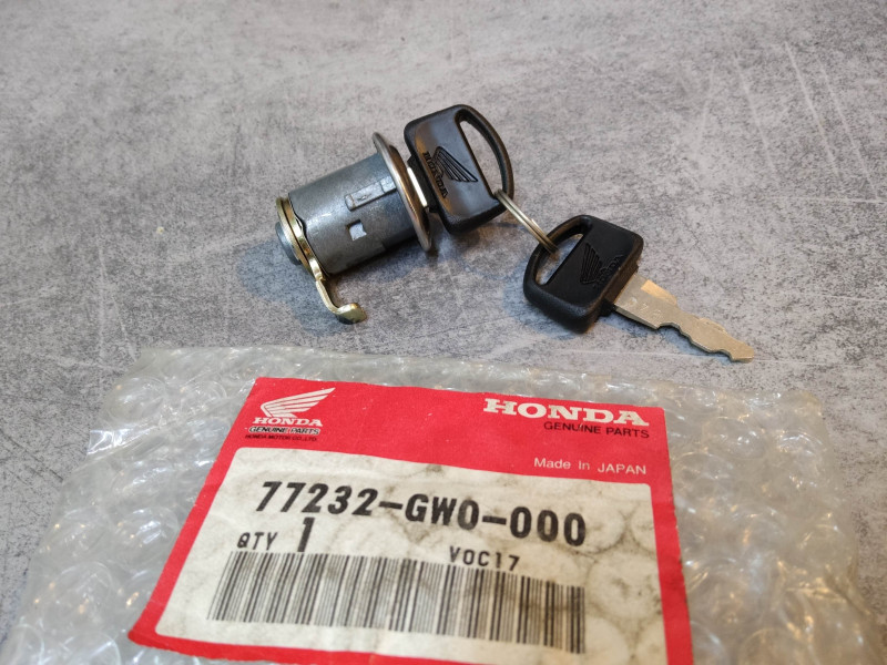 Serrure de trappe pour PC800 XR750V idem 77232GBL772 HONDA 77232-GW0-000
