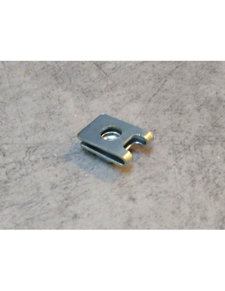 Ecrou à agrafe de vis de 4mm dans montage de carenage HONDA 64527-KE8-700