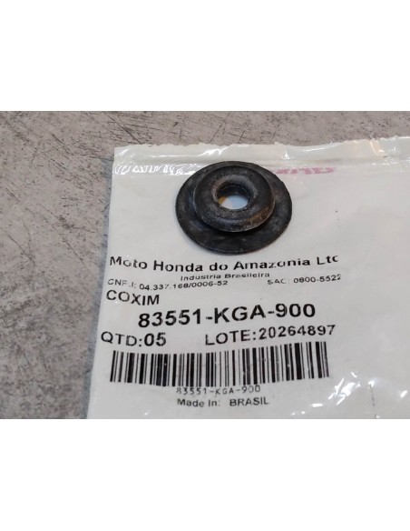 Caoutchouc cache latéral CG125 ES 2004/2007 HONDA 83551-KGA-900