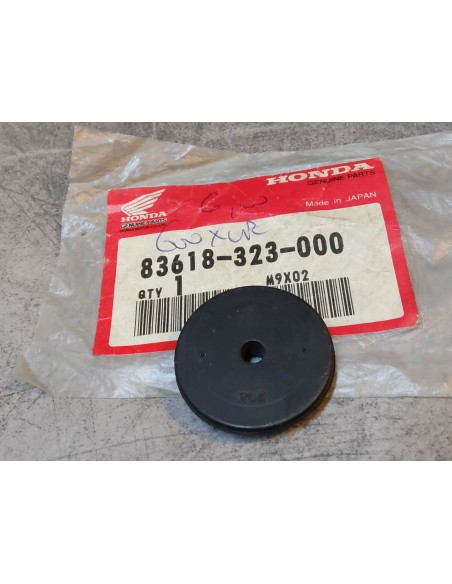 Silentbloc dans bac batterie XL125S CB350/400 CB500F CX650E HONDA 83618-323-000