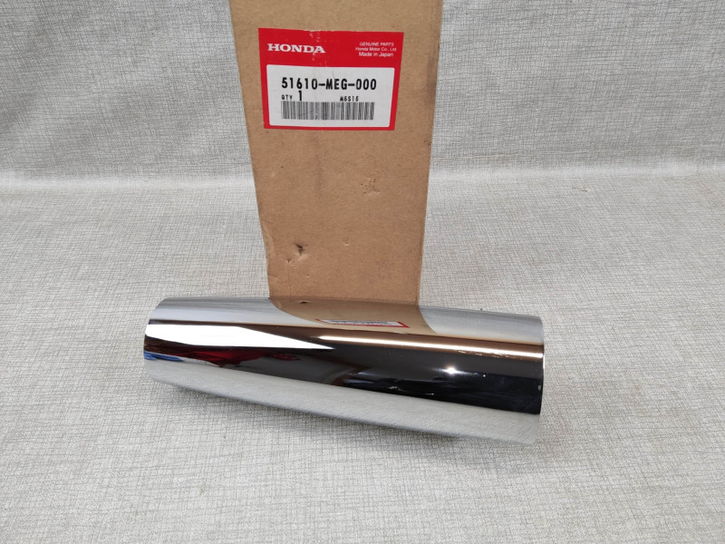 cache sup de fourche chromé côté DROIT VT750C SHADOW 05/12 HONDA 51610-MEG-000