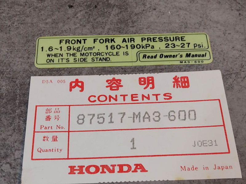 Autocollant sécurité pression fourche CB1100 RBI RBII RCII HONDA 87517-MA3-600