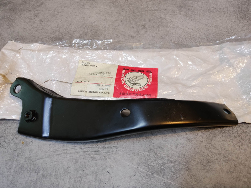 Support carénage AV GA (petit défaut de peinture) GL1100 HONDA 64514-MB9-770NOS