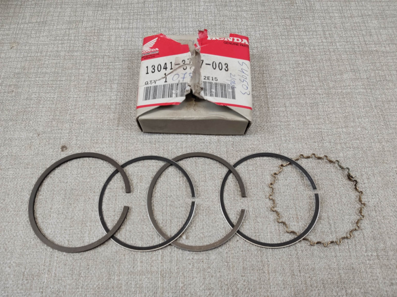 Un jeu de segments cote +0.75mm pour CB400 Four  HONDA 13041-377-003