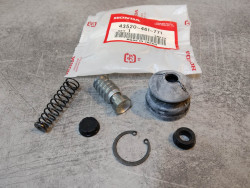 Kit réparation de maitre cylindre AR divers modèles ex: CB900FB FC CB750F2C