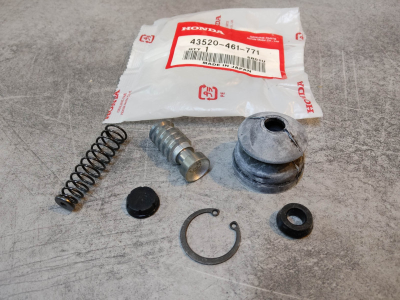 Kit réparation de maitre cylindre AR divers modèles ex: CB900FB FC CB750F2C