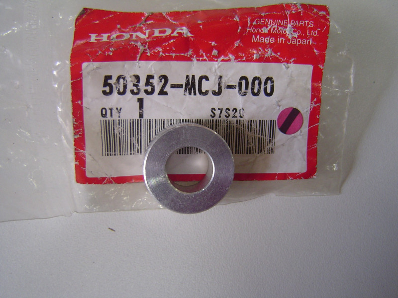 Entretoise B fixation moteur Honda CBR900 00-03 | 50352MCJ000