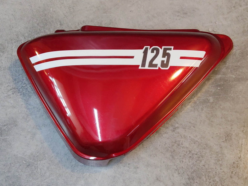 Cache latéral gauche ADAPTABLE rouge foncé CB125S CBS125 HONDA 83640-107-010CMP