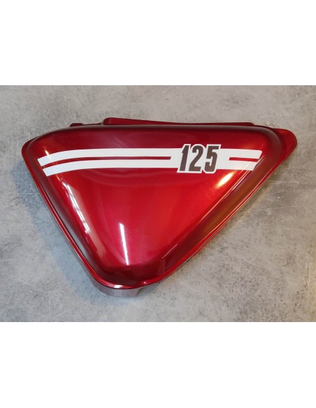 Cache latéral gauche ADAPTABLE rouge foncé CB125S CBS125 HONDA 83640-107-010CMP