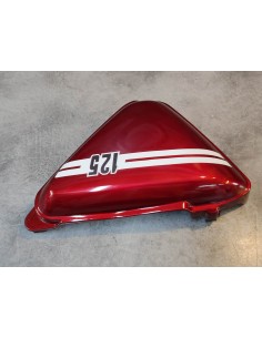 Cache latéral gauche ADAPTABLE rouge foncé CB125S CBS125 HONDA 83640-107-010CMP