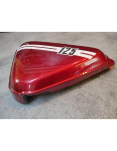 Cache latéral gauche ADAPTABLE rouge foncé CB125S CBS125 HONDA 83640-107-010CMP