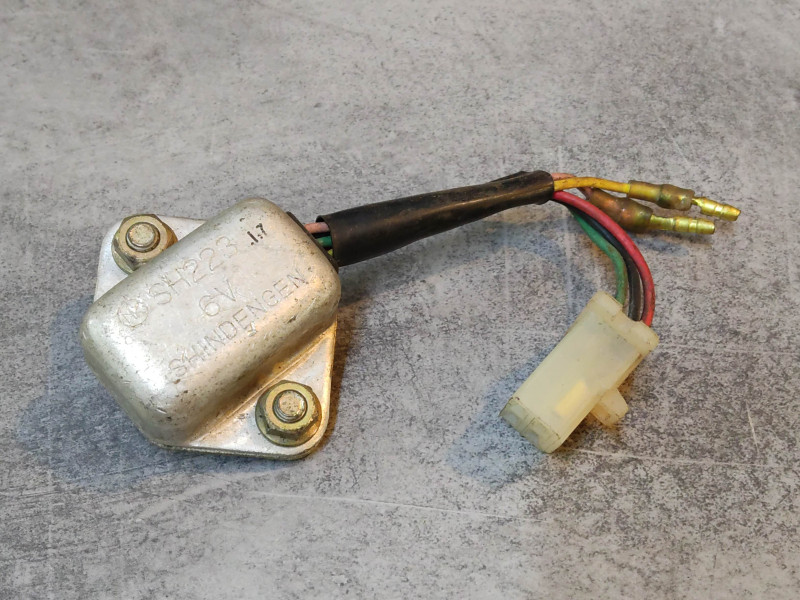 Régulateur OCCASION NON TESTE CBS125 XL125S XL185S HONDA 31600-428-003OCC