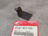 Charnière poignée sacoche ST1100 1990-2002 HONDA 81337-MT3-000