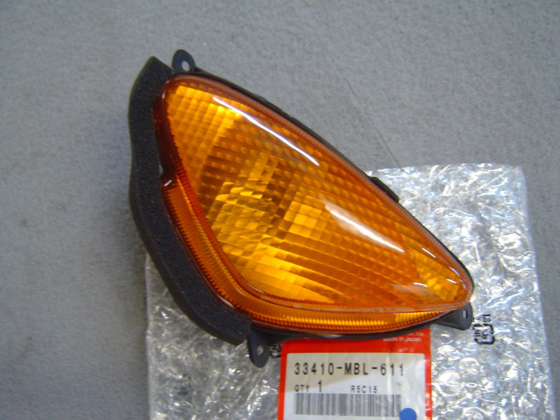 Clignotant avant droit Honda NT650V 98-05 - Réf. 33410MBL611
