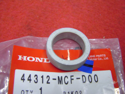 Entretoise coté gauche de roue AVant de VTR1000 01-04 CBR600 03-06