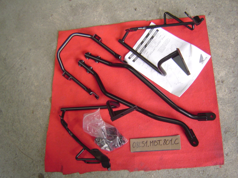 Kit support valises latérales (ref 08L51MBT800B) de XL1000V