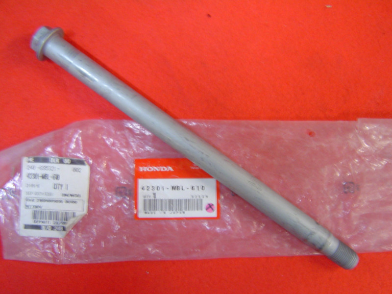 Axe de roue arrière Honda NT650V NT700V - Réf. 42301MBL610