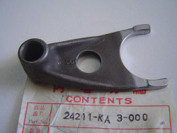 Fourchette de boite coté droit de CR125 81 idem 24211444000